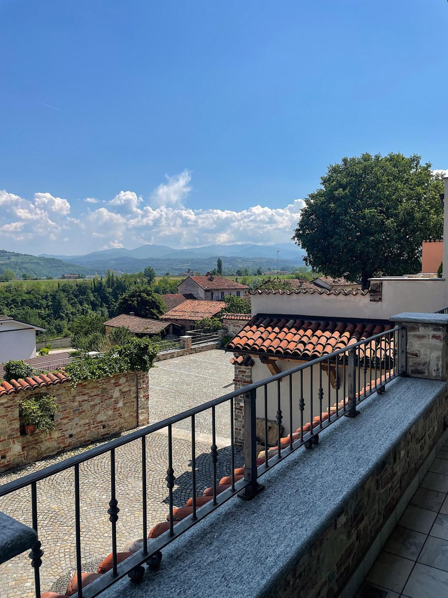 La Rocca Bed & Breakfast Carrù Eksteriør bilde